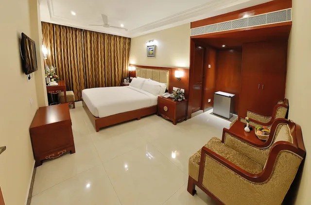 جناح بسرير كوين، Metro Grand Hotel 2/3
