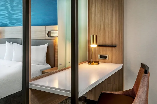 جناح بسرير كينج بإطلالة على البحر، SpringHill Suites by Marriott Boston Logan Airport Revere Beach 3/3