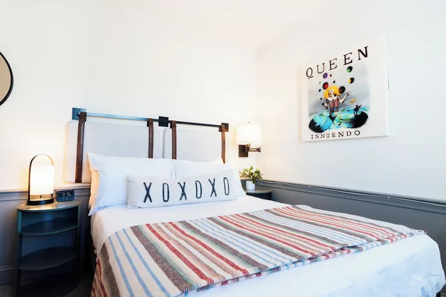 غرفة اقتصادية بسرير كوين بحمام مشترك، The Mercury Hotel Provincetown 2/4