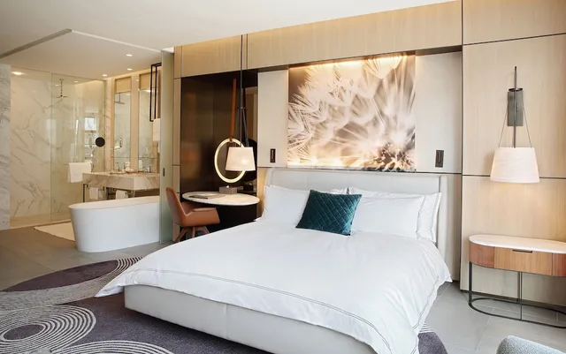 غرفة قياسية بسرير كينج بإطلالة على المسبح، The Houghton Hotel Spa Wellness and Golf 3/3