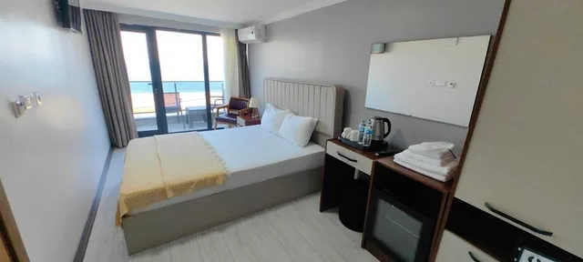 غرفة قياسية بسرير مزدوج بإطلالة على البحر، Airport Kumsal Otel 3/10