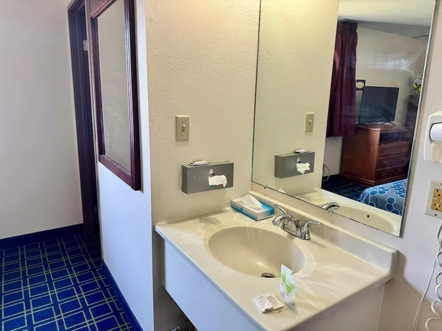 Deluxe, Queen Bed, Americas Best Value Inn Seward 3/3