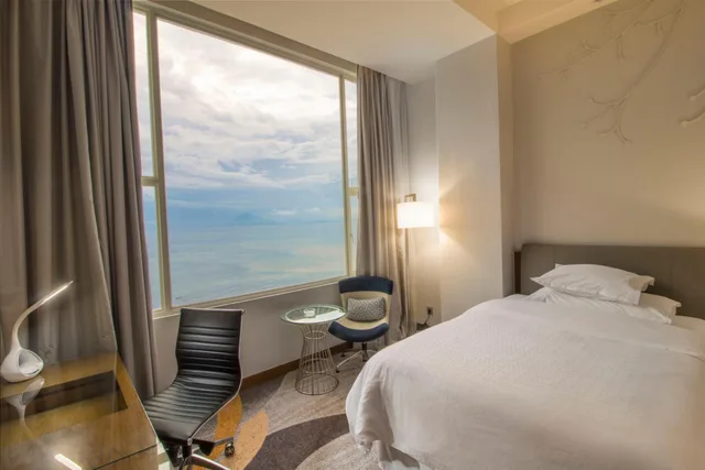 غرفة بريميير ديلوكس بسريرين منفصلين بإطلالة على البحر، FOUR POINTS BY SHERATON MANADO 6/10