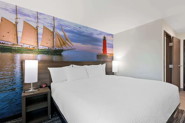 Senior, King Bed, Accessible، Clarion Pointe Milwaukee Airport 5/8
