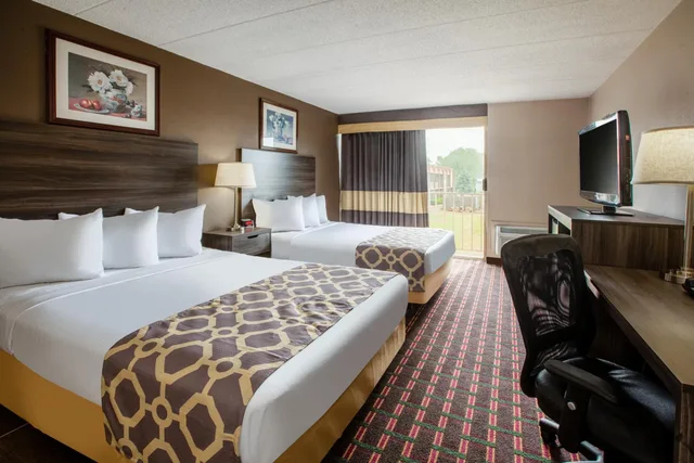 غرفة بسريرين كوين بحوض استحمام لذوي الإعاقة، Baymont by Wyndham Northwood 1/6