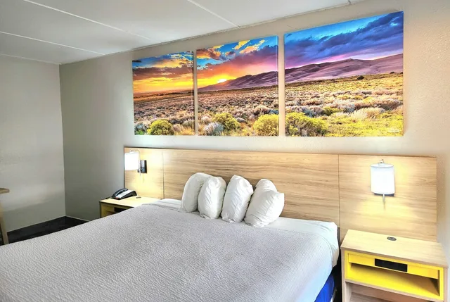 غرفة بسرير كينج للمدخنين، Days Inn By Wyndham Houston 2/3