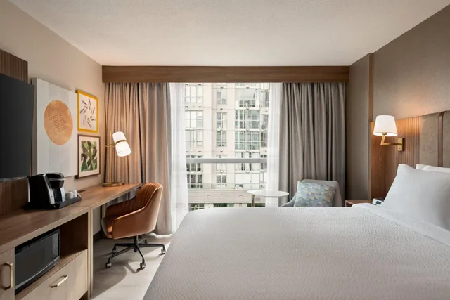 غرفة قياسية بسرير كينج وسرير كوين، HOLIDAY INN HOTEL AND SUITES VANCOUVER DOWNTOWN 1/4