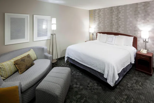 غرفة بسرير كينج مع أريكة، Courtyard Wichita East 2/7