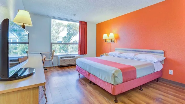 غرفة ديلوكس بسرير كينج لذوي الإعاقة، Motel6 Belmont, CA San Francisco Redwood City 1/5
