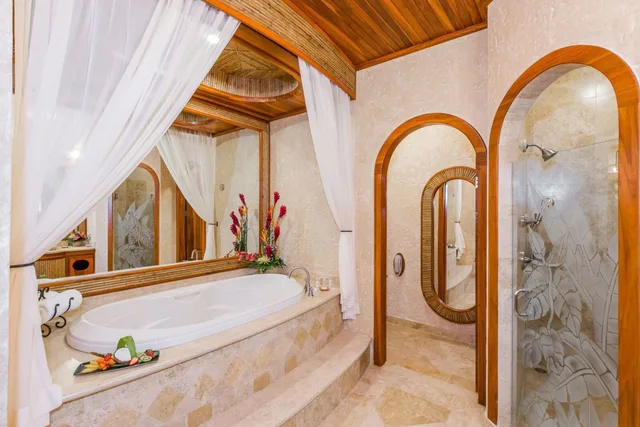 غرفة كبيرة بسرير كينج بإطلالة مع أريكة، The Springs Resort And Spa At Arenal 2/3