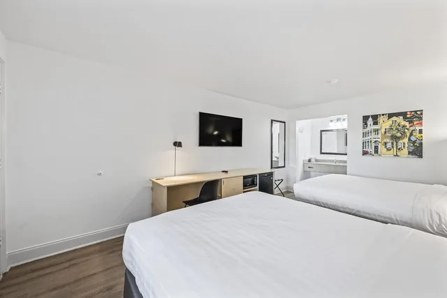Room, 2 Queen Beds, Creek View, Corner، Charleston Creekside Inn 1/4