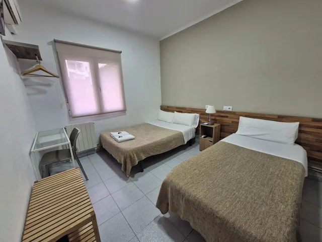 غرفة ثلاثية بسرير مزدوج وسرير فردي بحمام مشترك، Hostal El Kano 1/5