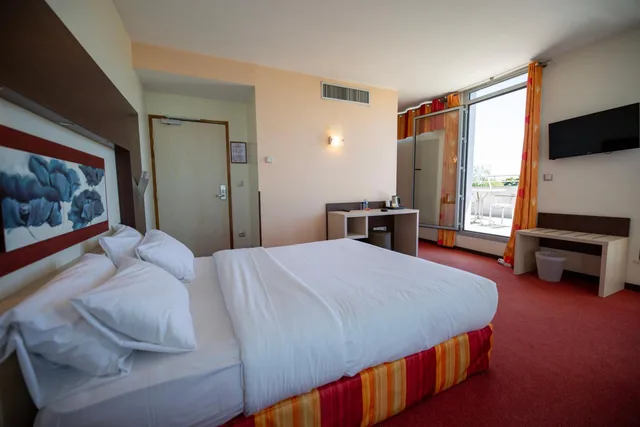 غرفة ديلوكس بسرير مزدوج بشرفة، Citotel Hostellerie Saint Vincent Beauvais 4/10