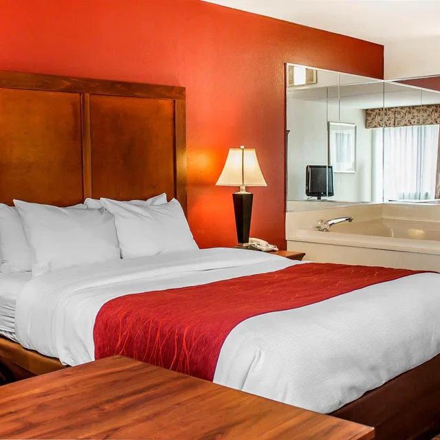 غرفة قياسية بسرير كوين بجاكوزي، Quality Inn Lima, OH 1/2