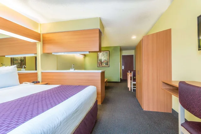 Suite, Queen Bed, Sofa, Microtel Inn Suites By Wyndham Auburn 1/2