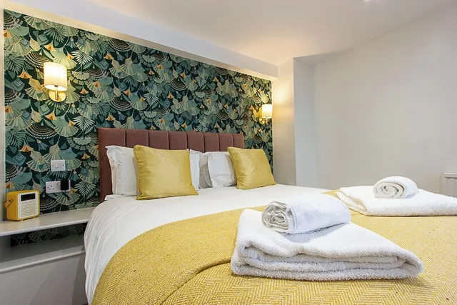 Luxury, Studio, Suite, Queen Bed, The White House 1/6