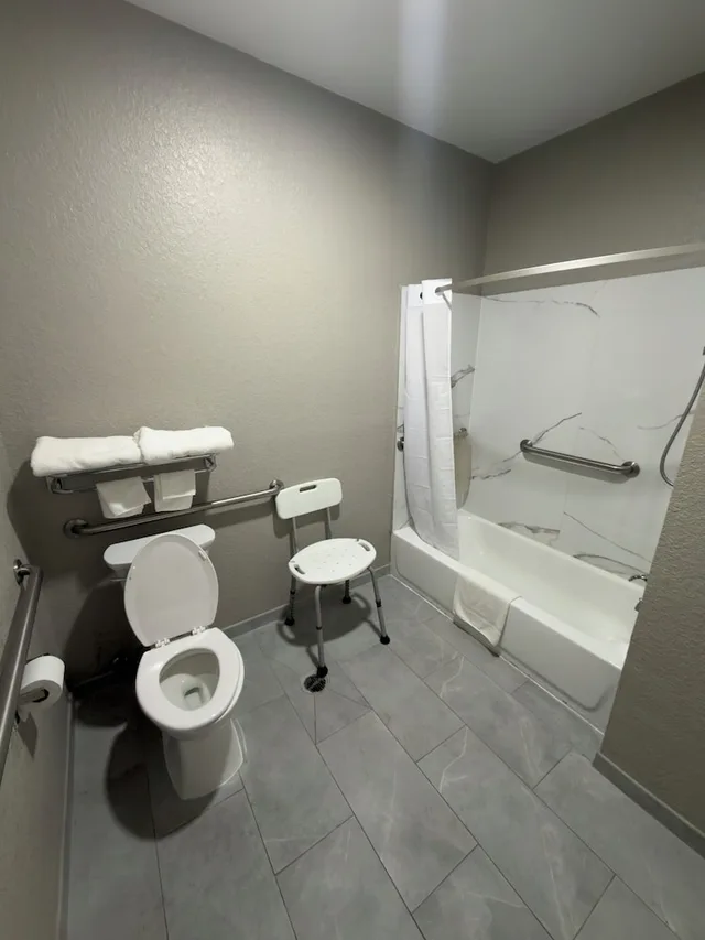 غرفة بسرير مزدوج لذوي الإعاقة، Super 8 by Wyndham Houston/Brookhollow NW 7/8