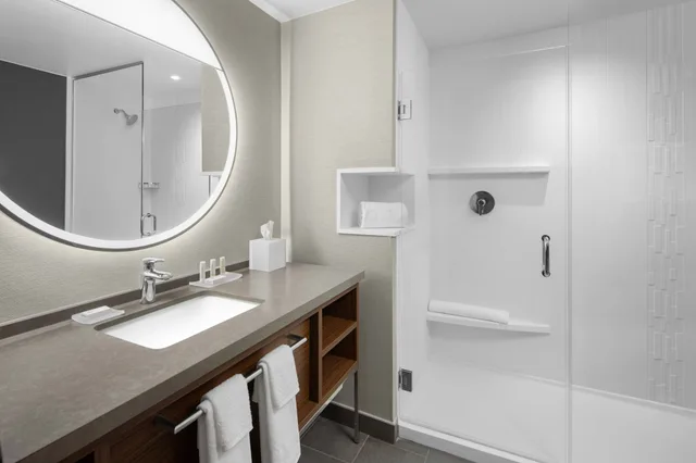 غرفة بسريرين كوين، Courtyard by Marriott Lansing Downtown 3/3