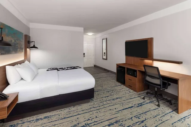 غرفة ديلوكس بسرير كينج لذوي الإعاقة، La Quinta Inn & Suites by Wyndham Angleton 1/8