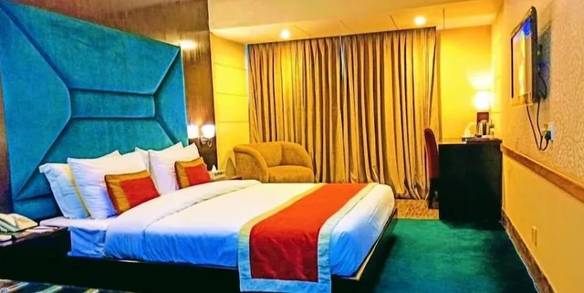 Deluxe, Twin Beds, West Park Inn 2/5