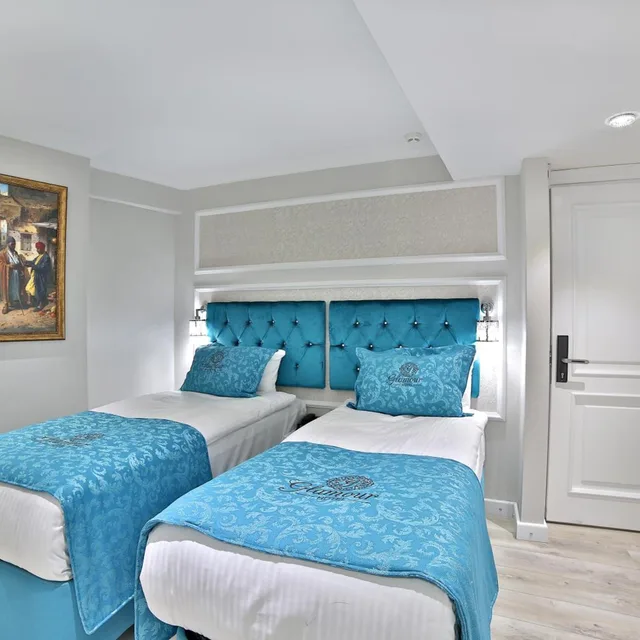 Connecting, Double Bed, Glamour Hotel 3/8