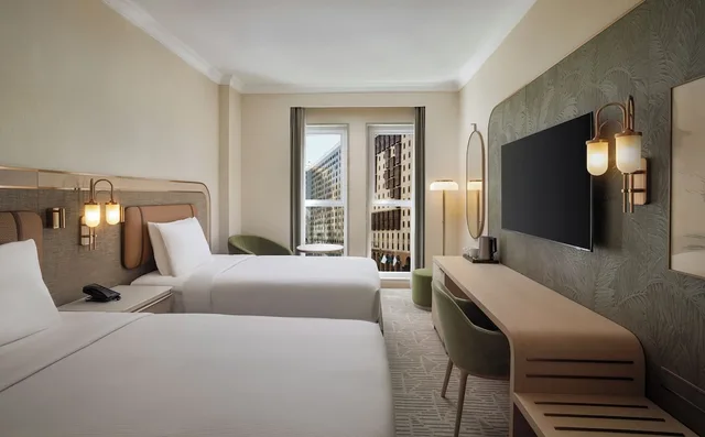 غرفة متصلة عائلية بسرير كينج وسريرين منفصلين، Diyar Ajwa, Tapestry Collection by Hilton 2/10