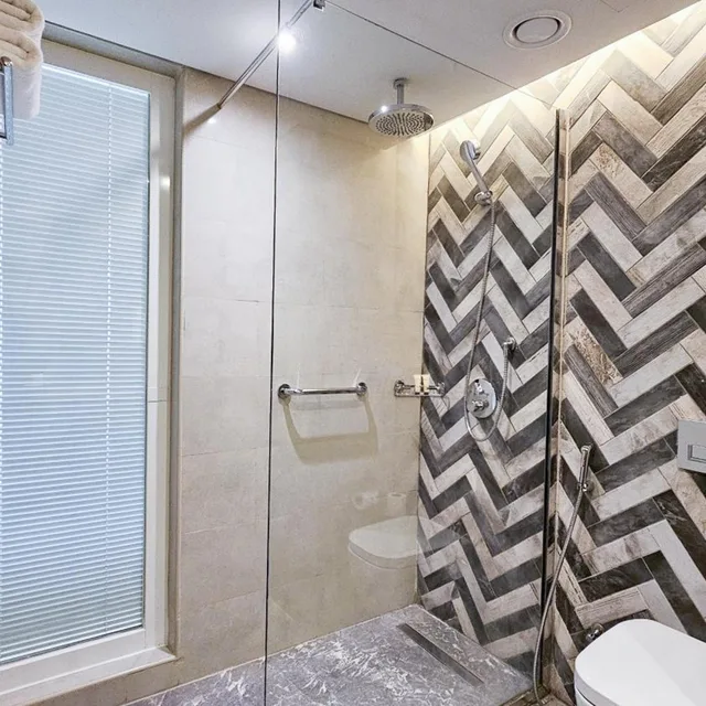 غرفة قياسية بسريرين منفصلين بإطلالة على البحر، Wyndham Garden Ajman Corniche 7/7