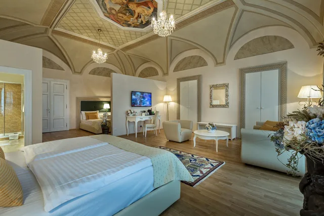 جناح ملكي بسريرين منفصلين مع أريكة، Little King Hotel U Malvaze 4/10
