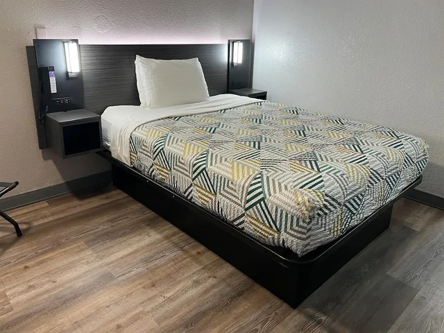 غرفة قياسية بسرير كوين للمدخنين، Motel6 Odessa 3/9