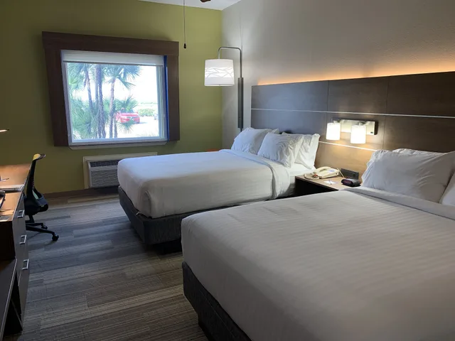 غرفة قياسية بسريرين كوين لذوي الإعاقة، Holiday Inn Express Suites South Padre Island 1/4