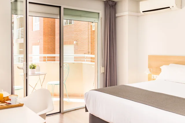 غرفة رباعية بسرير كوين وسريرين منفصلين بشرفة، ROOMS CIENCIAS 3/8