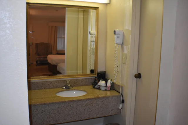غرفة قياسية بسرير كينج مع أريكة، The Guest Lodge Gainesville 6/7