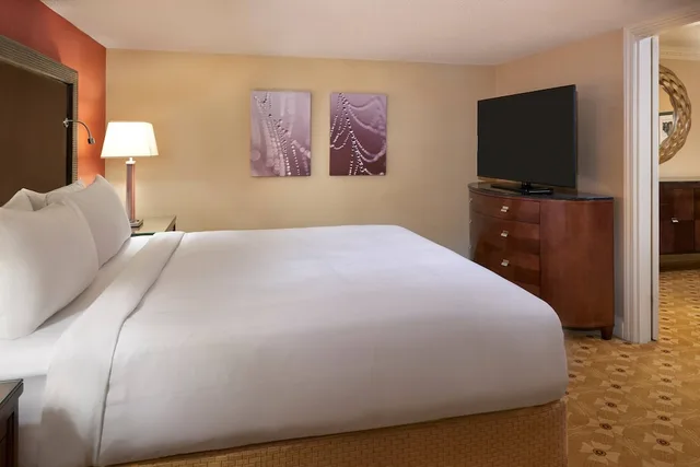 جناح كلوب بسرير كينج بغرفة نوم واحدة مع أريكة، Toronto Airport Marriott 3/9