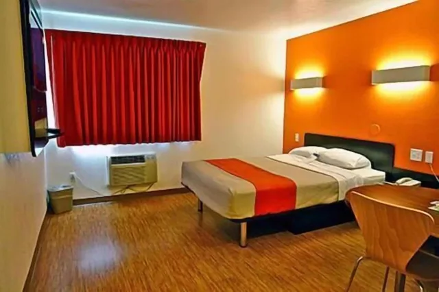 1 Queen Bed - ADA/RI Shower/Non-Smoking، Motel6 McKinney, TX - North 1/5