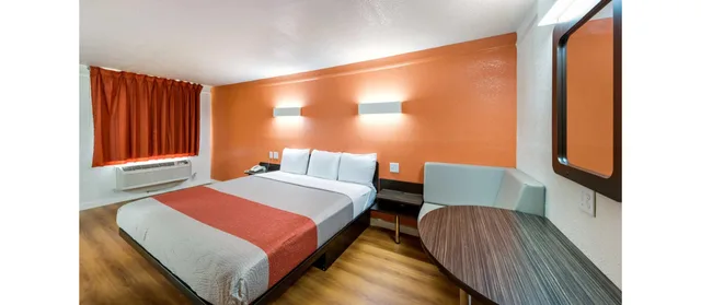 غرفة بسرير كينج لغير المدخنين، Motel6 Dallas, TX - Farmers Branch 1/4