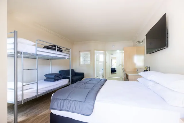 استوديو عائلي بسرير كوين وسرير بطابقين، NRMA Treasure Island Holiday Resort 1/9