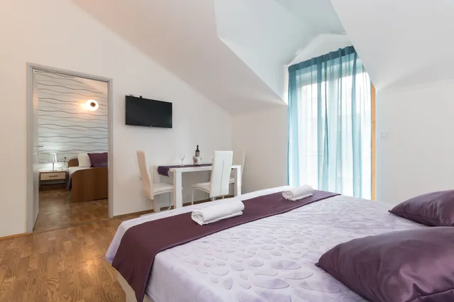 شقة كلاسيكية بسرير مزدوج وسريرين منفصلين بإطلالة على الفناء بشرفة بغرفتي نوم، Villa Voinic 3/10