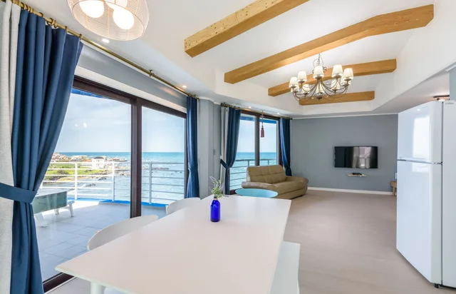 Sky, 3 Queen Beds، On The Sea Pension 9/10