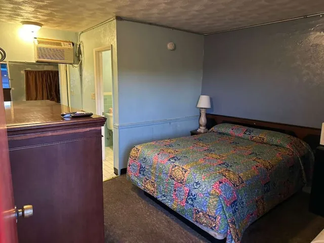 غرفة بسرير كينج للمدخنين، Gray Plaza Motel Benton Rend Lake I-57 2/10