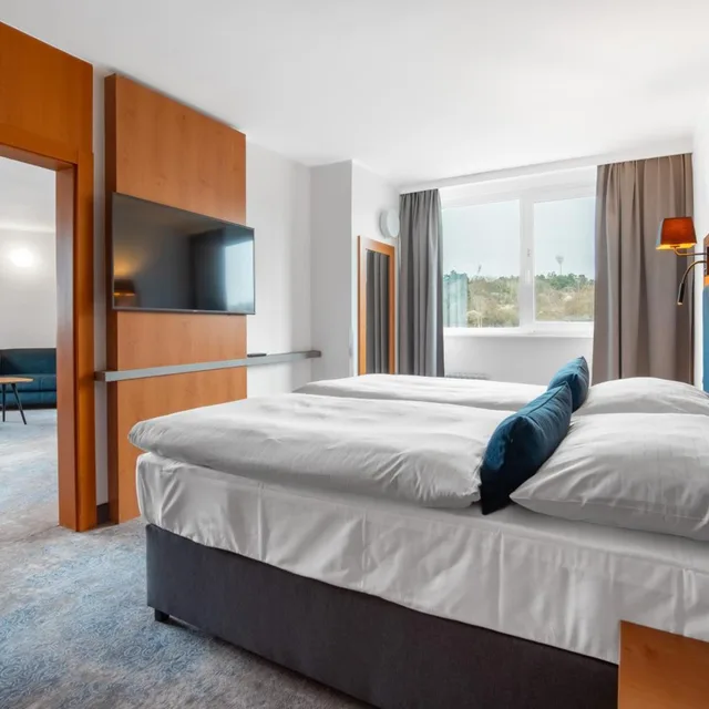 Classic, Suite, King Bed, Pool Access، OREA HOTEL PYRAMIDA 4/10