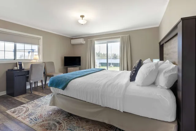 Standard, King Bed, Lake View, Balcony, Christies Mill Waterfront Resort and Spa 4/10