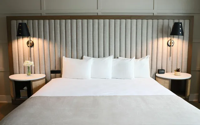 جناح جونيور بسرير كينج بشرفة، Riverside Hotel 1/1
