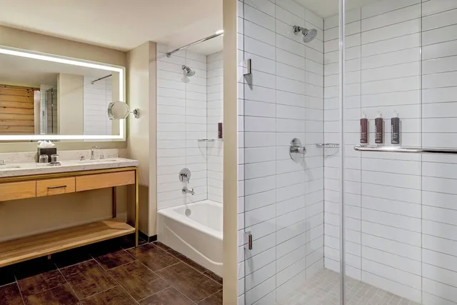 1 Bedroom, Suite, King Bed, Lounge Access, Renaissance Allentown Hotel 3/5