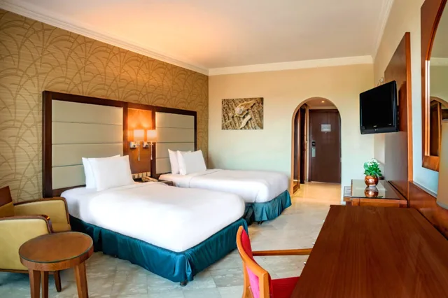 غرفة قياسية بسريرين منفصلين بإطلالة على المسبح، Crowne Plaza Jordan Dead Sea Resort and Spa 1/2