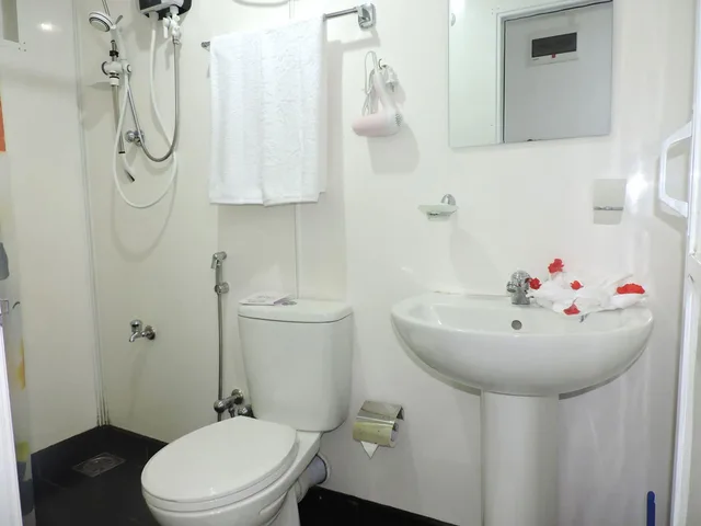 غرفة قياسية رباعية بسريرين مزدوجين بإطلالة على الحديقة بحمام خاص، Capital Regency Hotel 1/1
