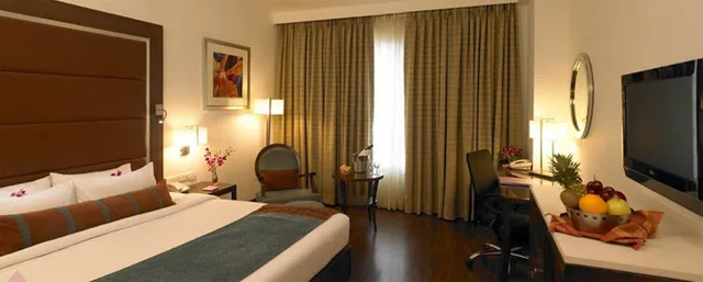 غرفة كلوب بسرير كينج بحوض استحمام، Royal Orchid Central Pune 3/6