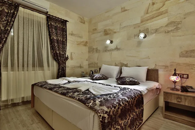 Stone, King Bed، Yusuf Bey House 3/10