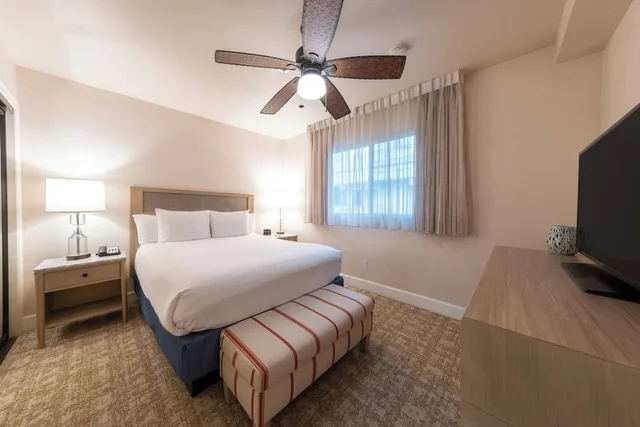 شقة سكنية بسرير كوين بغرفة نوم واحدة مع أريكة بمطبخ صغير، Southern California Beach Club 1/6