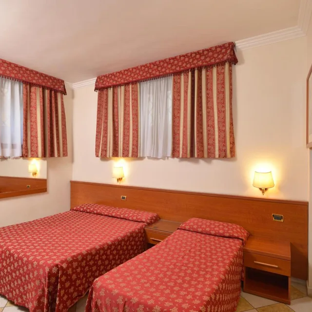 غرفة ثلاثية، Hotel Chicago 2/8