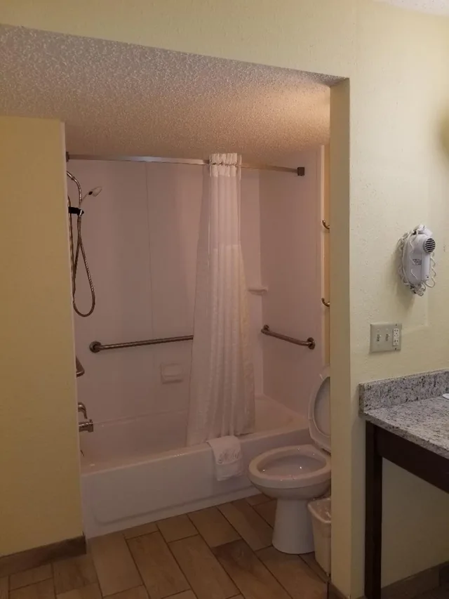 غرفة بسرير كينج لذوي الإعاقة، Days Inn by Wyndham Clearwater/Gulf to Bay 3/3